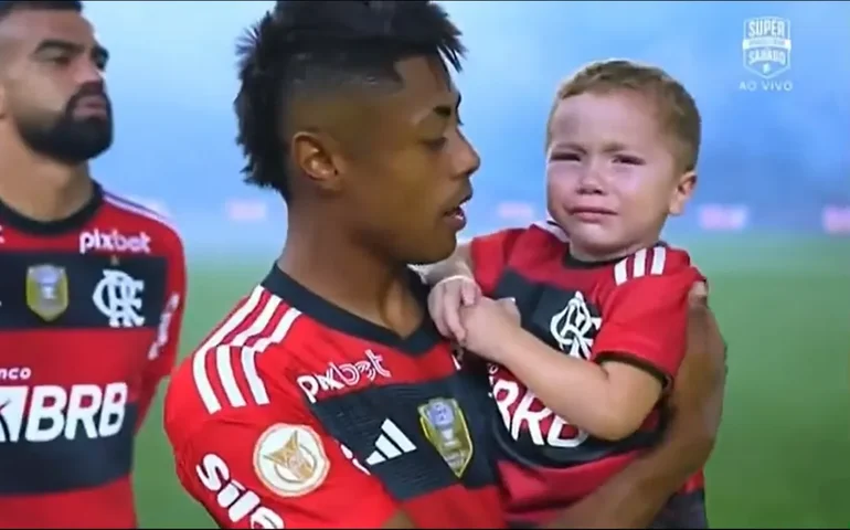 Bruno Henrique acalma bebê que se assustou com fogos em Botafogo x Flamengo e cena viraliza