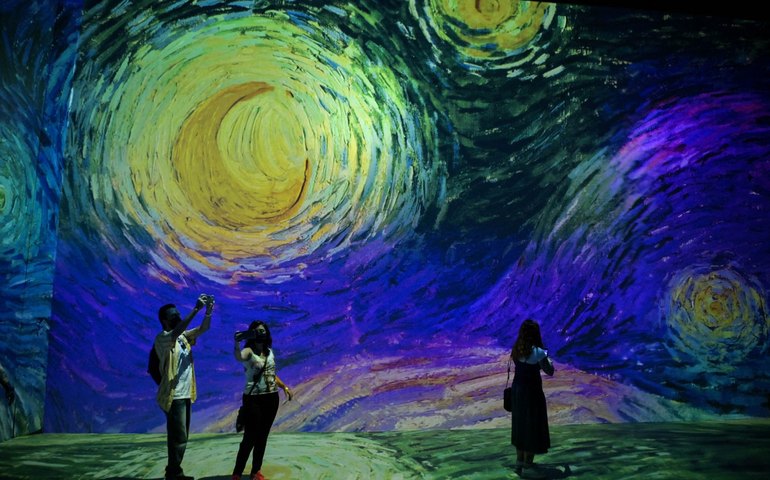 Uma viagem imersiva por céu, cores e flores de Van Gogh