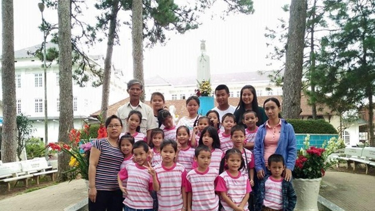Vietnamita acolhe crianças para evitar abortos em seu país