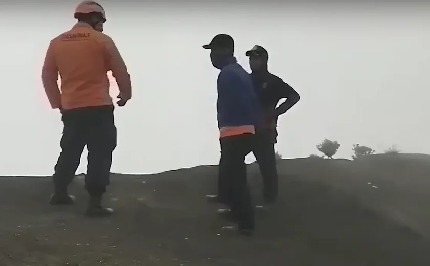 Corpo de brasileira é resgatado de vulcão na Indonésia