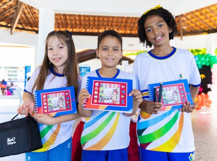 Prefeitura de Campo Alegre distribui livros da oficina de pintura Bobbie Goods para escolas da rede