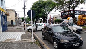 Poste fica danificado após batida de carros em Aracaju / Foto: Foto: SMTT/Aracaju