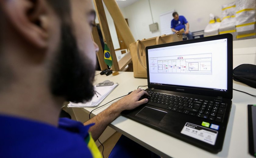 Um em cada dez estudantes brasileiros cursa ensino profissional