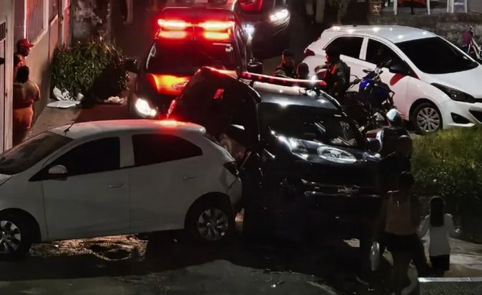 Viatura da Polícia Militar se envolve em acidente durante perseguição no Jacintinho Viatura da Polícia Militar se envolve em acidente durante perseguição no Jacintinho
