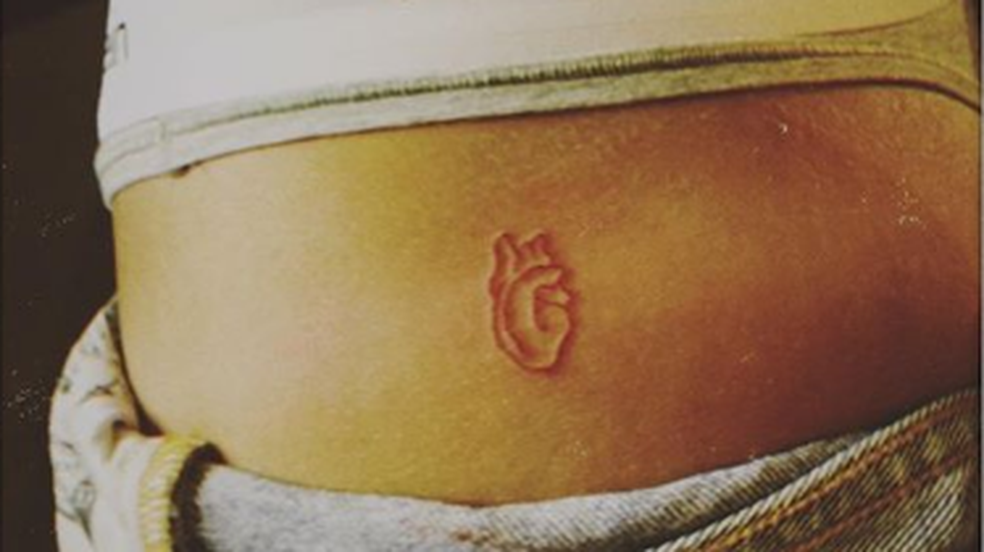 Bruna Marquezine exibe nova tatuagem