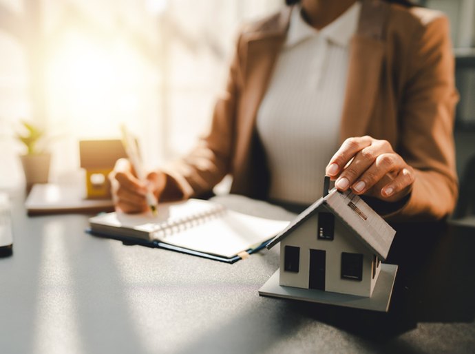 Selic e mercado imobiliário: como a taxa de juros influencia a decisão entre comprar ou locar um imóvel