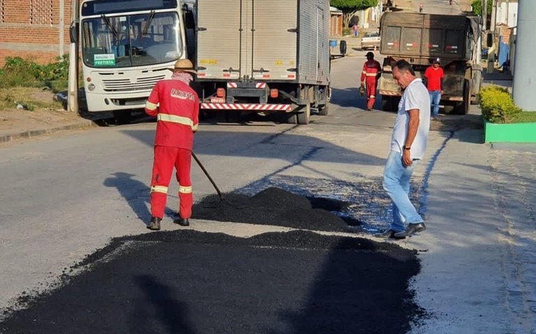 Prefeito Celino Rocha acompanha serviços de restauração e recuperação de pavimentação asfáltica em Anadia