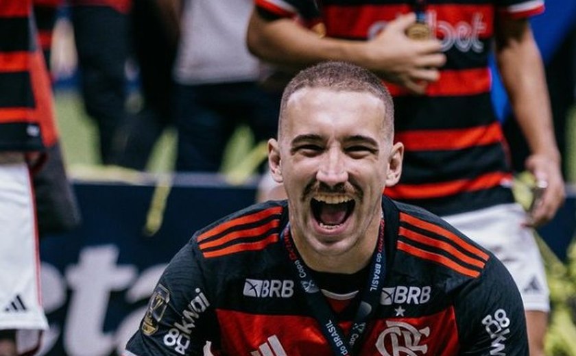 Zagueiro Ortiz diz se inspirar no pai, referência no futsal, em retorno à seleção de Dorival