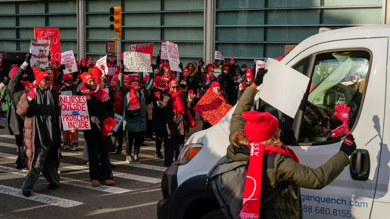 Milhares de enfermeiros entram em greve em vários dos principais hospitais da cidade de Nova York.