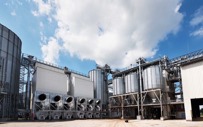 Produção industrial segue abaixo do nível pré-pandemia com previsão de melhora