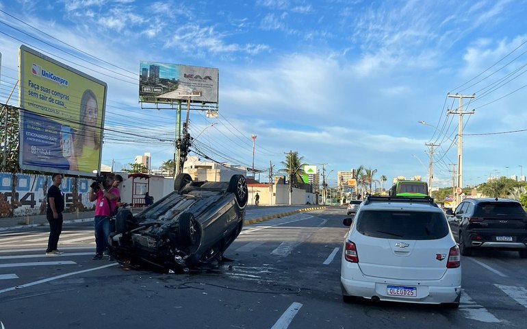 Motorista perde controle do veículo, capota e derruba poste com semáforo