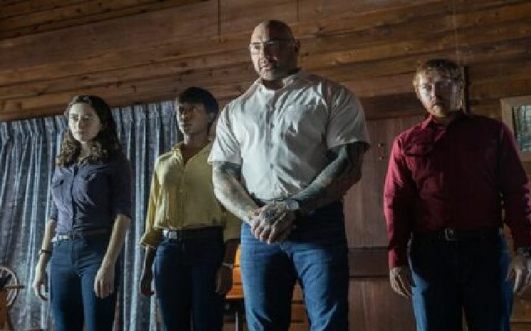 Em ‘Batem à Porta’, Shyamalan retorna com os medos de cada dia