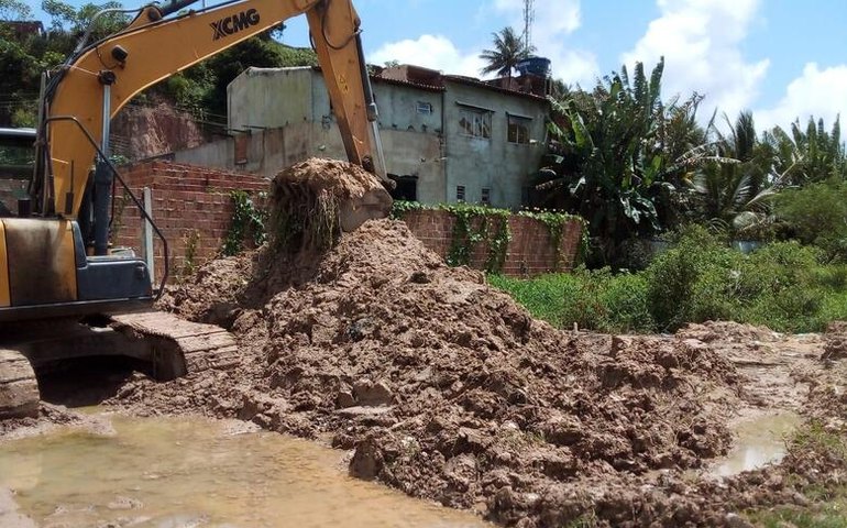 Prefeitura de Maceió inicia desassoreamento do Riacho do Silva, no bairro do Bebedouro