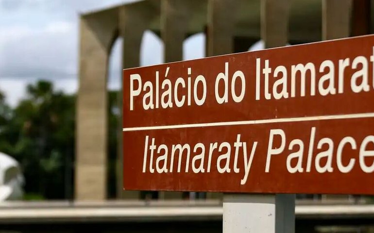 Itamaraty manda embaixadora do Brasil não participar de proclamação de vitória de Maduro 