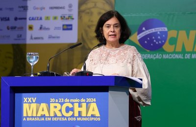 Ministra da Saúde reconhece que Municípios investem muito a mais na área