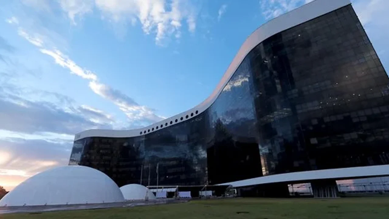 TSE marca reunião com institutos de pesquisa e deve retomar em agosto julgamento sobre pesquisa suspensa após pedido de Flávio