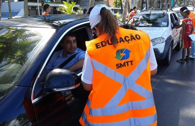 Ação educativa em escolas orienta pais sobre o uso da cadeirinha
