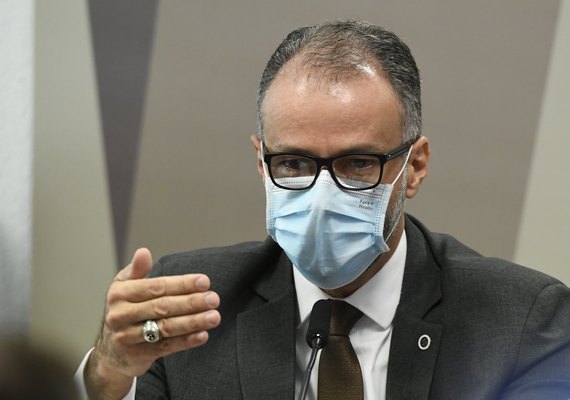 Barra Torres diz desconhecer interlocução para produção de cloroquina no Exército