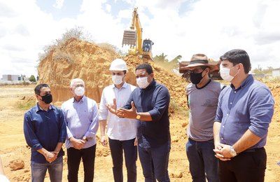 Júlio Cezar e Alexandre Ayres acompanham inicio da obra do Hospital Regional do Médio Sertão