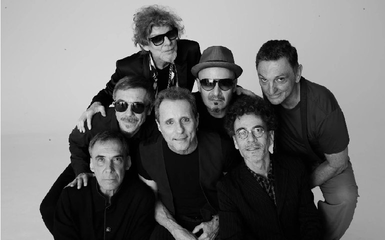 Livro sobre os roqueiros Titãs dá a largada para grande turnê