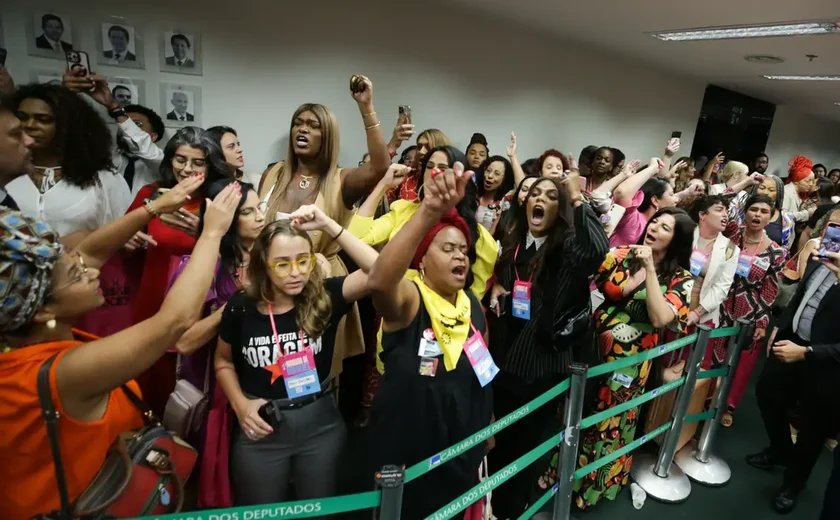 Sob protestos, CCJ da Câmara aprova PEC que proíbe aborto legal