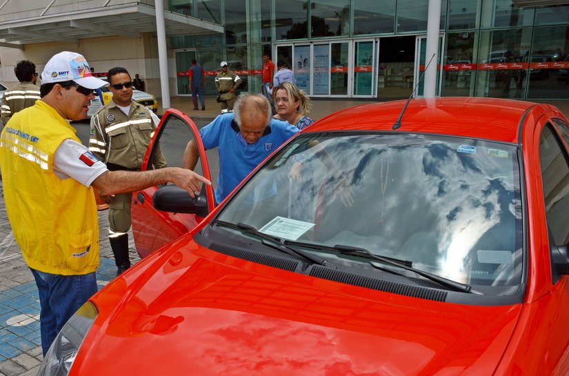 SMTT de Arapiraca fiscaliza vagas especiais em estacionamentos privados