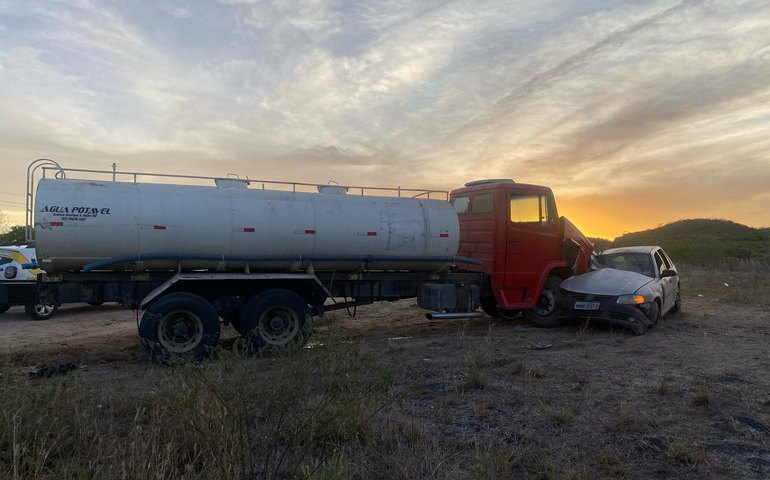 Uma pessoa morre e duas ficam feridas em acidente entre caminhão e carro de passeio, em São José da Tapera