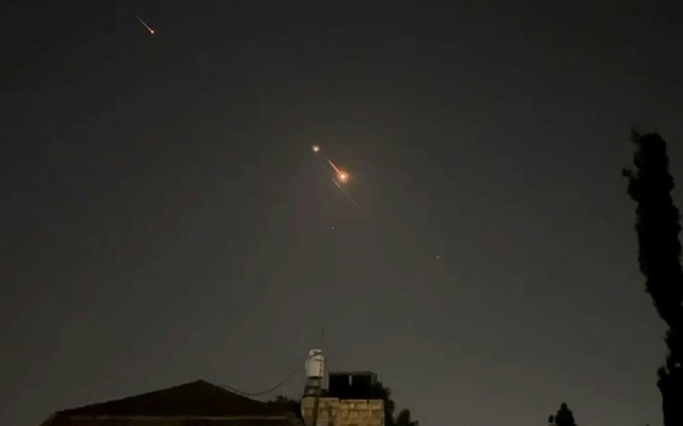 Irã pede ao Ocidente que 'aprecie sua moderação' contra Israel após ataque com drones e mísseis