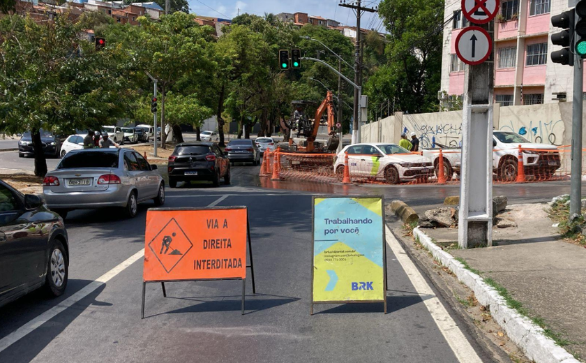Vazamento na Avenida Afrânio Lages causa interrupção parcial do abastecimento em bairros de Maceió