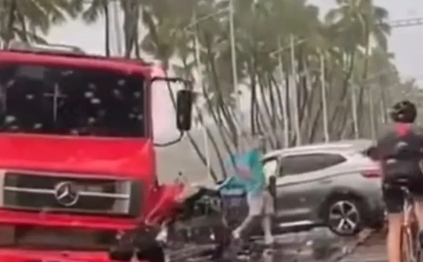 Caminhão e carro colidem na orla de Maceió e acidente causa lentidão na Ponta Verde