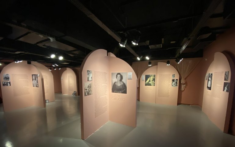 Mostra as cantoras e a história do rádio no Brasil celebra divas