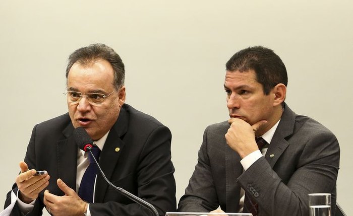 Samuel Moreira e Marcelo Ramos, durante reunião da comissão especial