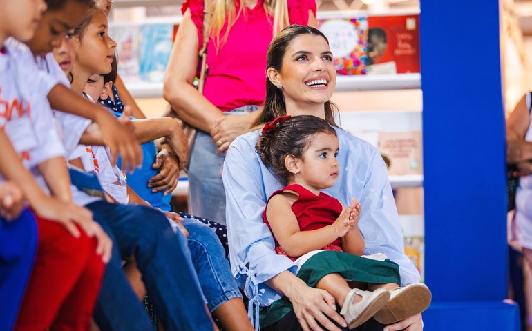 Primeira-dama de Maceió prestigia estande da Prefeitura na 10ª Bienal do Livro
