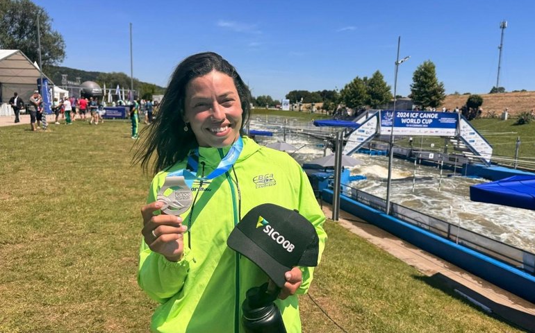 Ana Sátila leva a medalha de prata na canoagem slalom antes daos Jogos de Paris-2024
