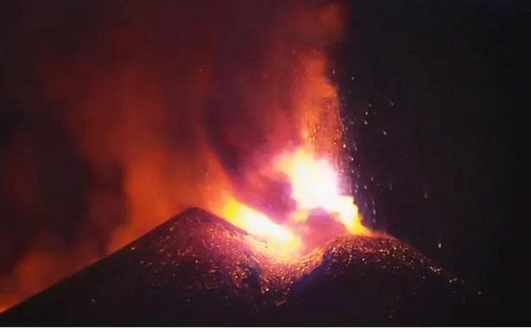 vulcão mais ativo da Europa lança cascata de lava