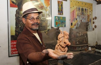 Uma vida na ponta dos dedos: mestre artesão conta a sua história com o barro