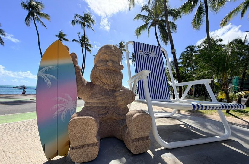 Ilumina instala Papai Noel de 'areia' ao lado da Cadeira Gigante para o Natal de Maceió