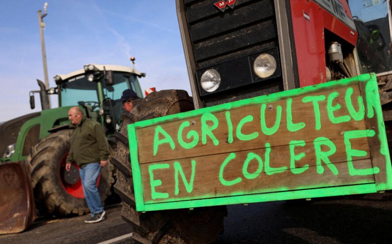 Agricultores decidem manter bloqueios na França, e onda de protestos na Europa também é adotada pela Espanha