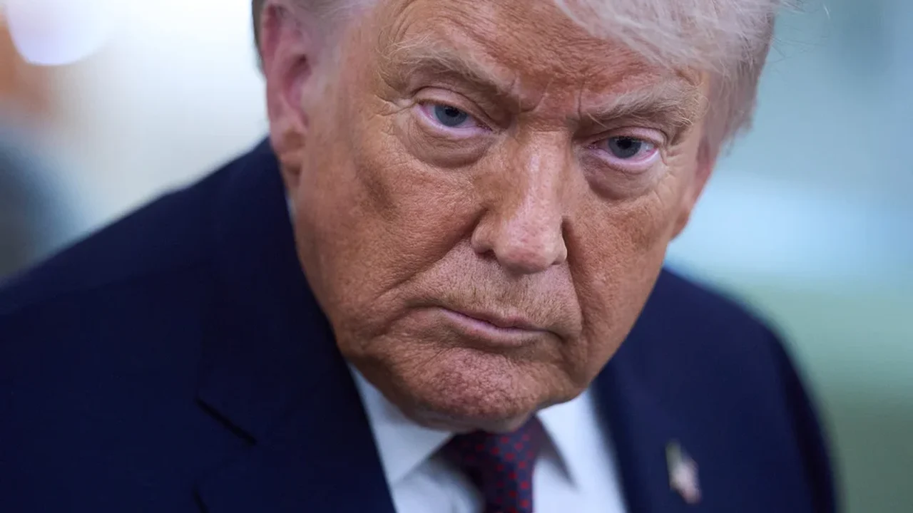 FBI revela que Trump ligou para a polícia em 2006 para falar sobre comportamento e investigação contra Epstein