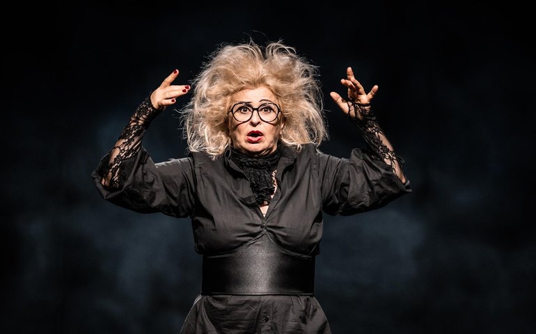 Em 'A Aforista', Rosana Stavis se vale do ritmo frenético para refletir as angústias do agora