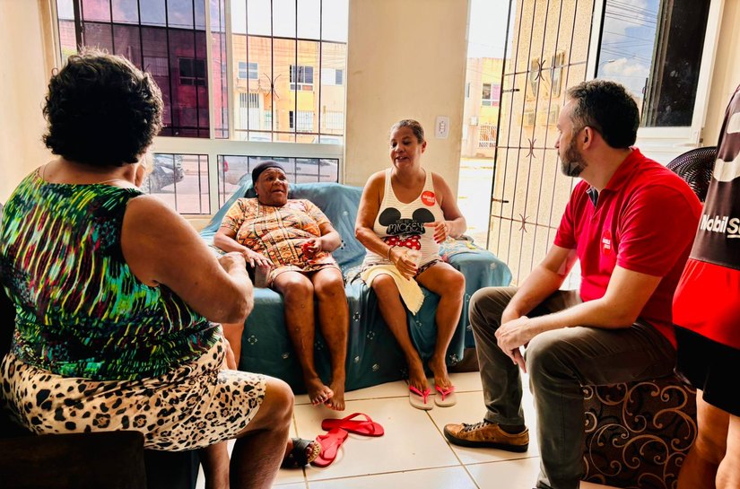 Candidato do PT, Basile ouve reclamações de moradores do Benedito Bentes sobre falta de serviços essenciais
