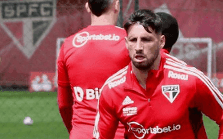 São Paulo aprimora jogadas em bolas paradas para superar retranca do Atlético-GO
