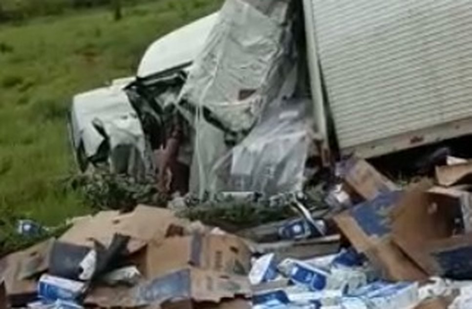 Colisão entre duas carretas deixa vítima ferida em Estância; VÍDEO / Foto: Foto: Tv Atalaia/ Reprodução