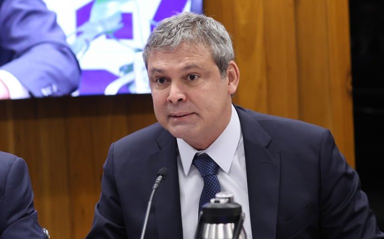 Deputado Lindbergh protocola requerimento para cassar mandato de Carla Zambelli