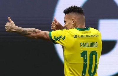Palmeiras vence Chapecoense com gol de Paulinho e mantém folga na liderança