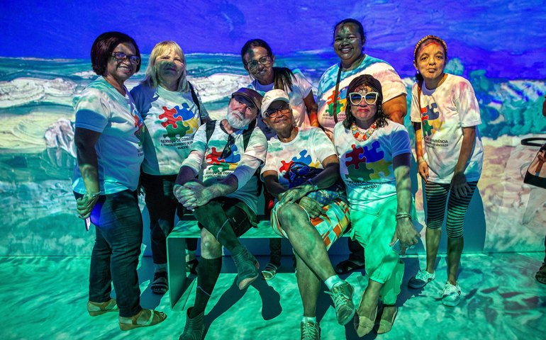 Idosos do Serviço de Convivência visitam exposição Van Gogh Live 8k