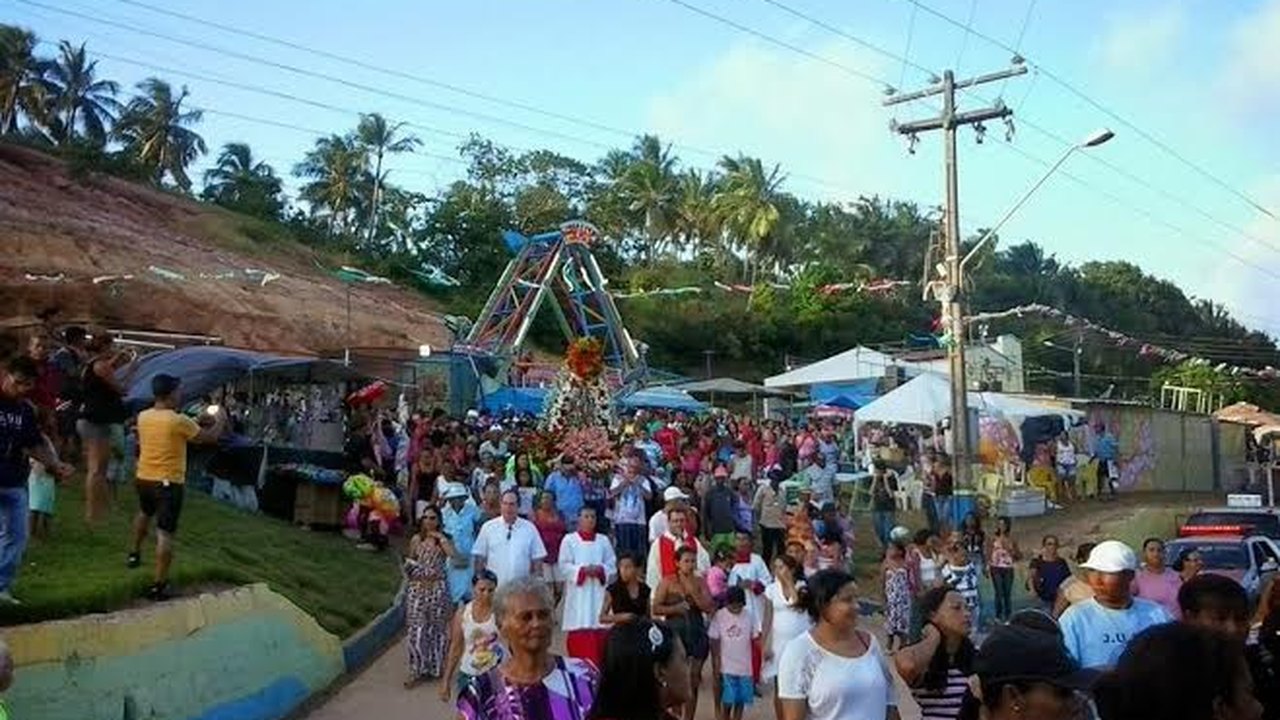Multidão acompanha procissão de Santa Luzia na Barra de Santo Antônio