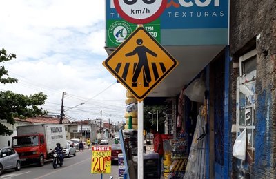 SMTT conclui sinalização vertical em rua do Jacintinho