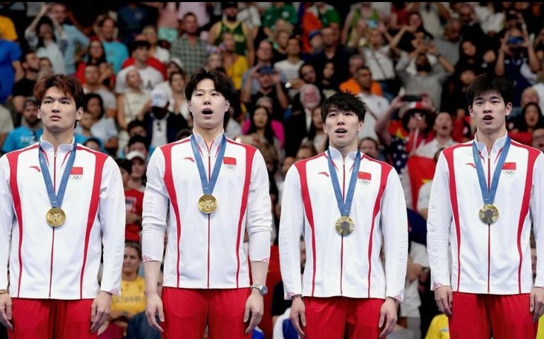 China vence revezamento 4x100m medley e quebra hegemonia histórica dos Estados Unidos