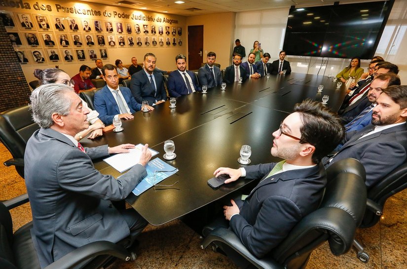 Presidente Fábio Bittencourt dialoga com novos juízes substitutos